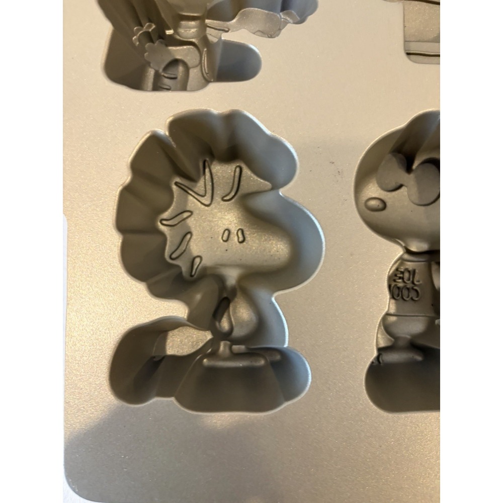 Williams And Sonoma Peanuts Snoopy Cast Aluminum Cakelet Pan New - Picture 3 of 10
